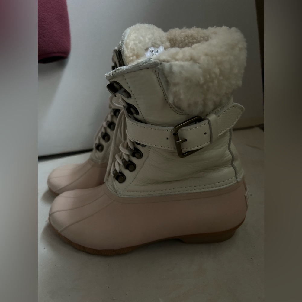 Sperry Leather Duck ๐ฆ Boots in Stylish Pink and Cream with Australian Sheep Fur. - Picture 9 of 9